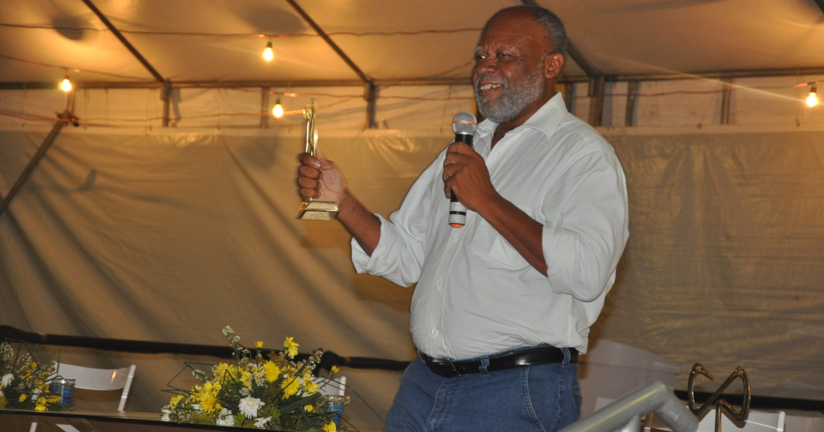 Deputado Luiz alberto recebe Troféu Mário Gusmão na UFRB, em 2012.