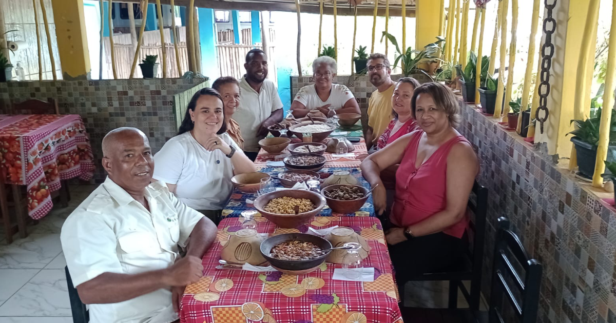 Degustação de mariscos no Quilombo Kaonge.